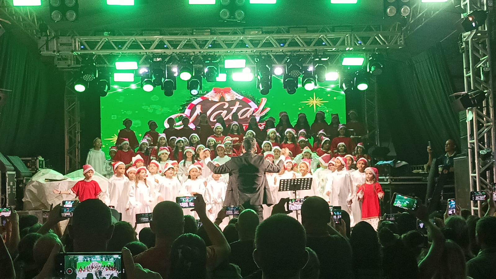 Natal Iluminado de Iconha emociona público com noite de coral infantil, músicas natalinas e presença do bom velhinho