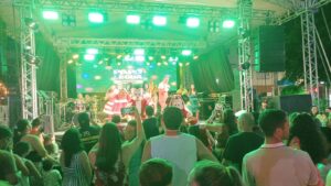 WhatsApp Image 2025 12 19 at 20.46.42 300x169 - Natal Iluminado de Iconha emociona p&uacute;blico com noite de coral infantil, m&uacute;sicas natalinas e presen&ccedil;a do bom velhinho