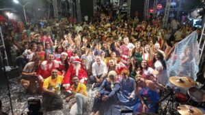 WhatsApp Image 2025 12 19 at 21.47.54 300x169 - Natal Iluminado de Iconha emociona p&uacute;blico com noite de coral infantil, m&uacute;sicas natalinas e presen&ccedil;a do bom velhinho
