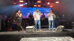 WhatsApp Image 2025 12 19 at 22.18.41 300x169 - Natal Iluminado de Iconha emociona p&uacute;blico com noite de coral infantil, m&uacute;sicas natalinas e presen&ccedil;a do bom velhinho