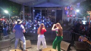 WhatsApp Image 2025 12 20 at 23.04.13 300x169 - &Uacute;ltimo dia de shows do Natal Iluminado anima p&uacute;blico na Pra&ccedil;a Central de Iconha