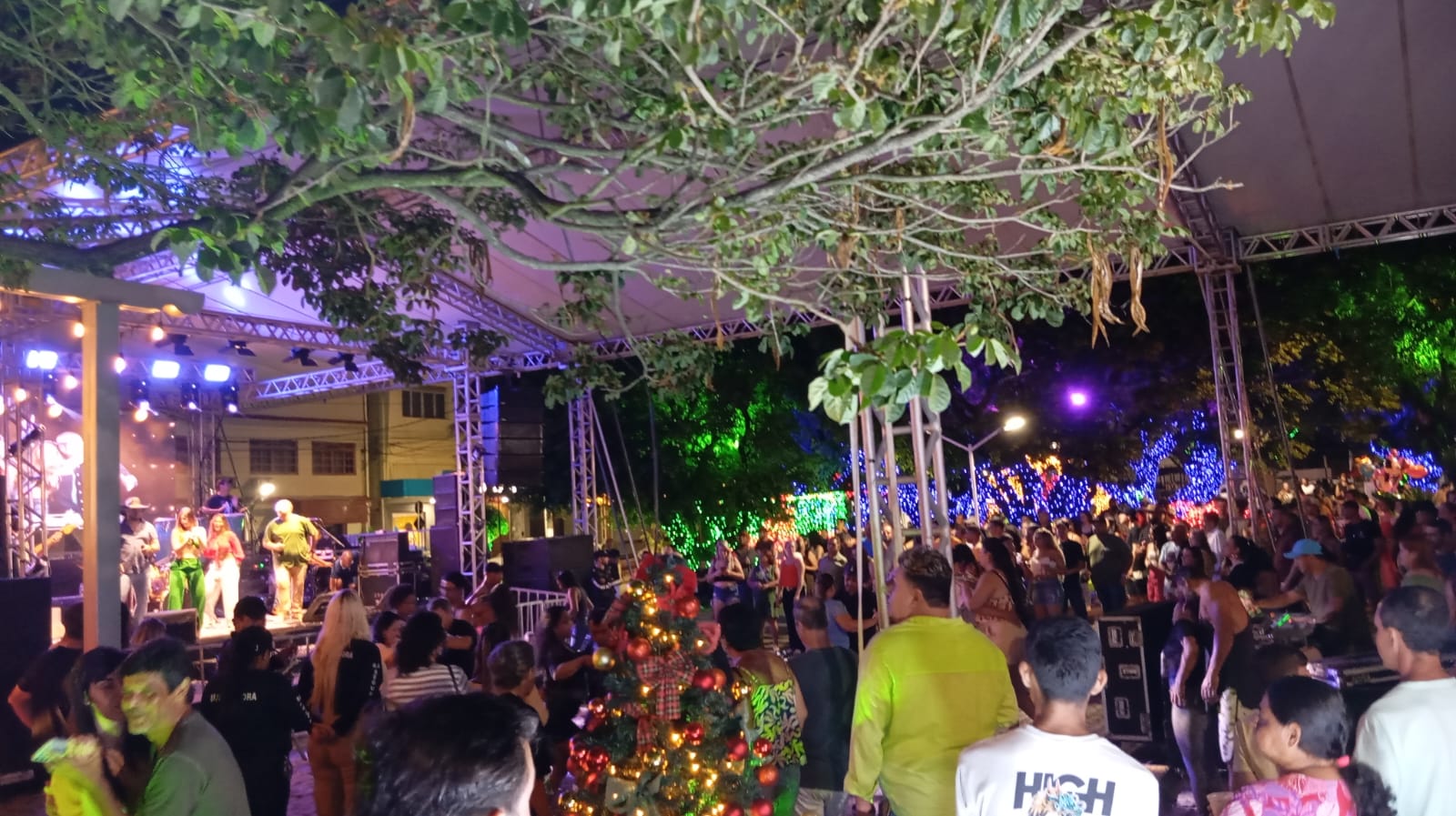 Último dia de shows do Natal Iluminado anima público na Praça Central de Iconha