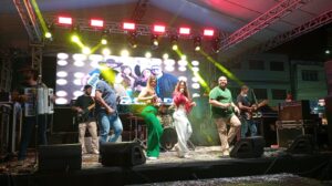 WhatsApp Image 2025 12 20 at 23.57.37 300x168 - &Uacute;ltimo dia de shows do Natal Iluminado anima p&uacute;blico na Pra&ccedil;a Central de Iconha