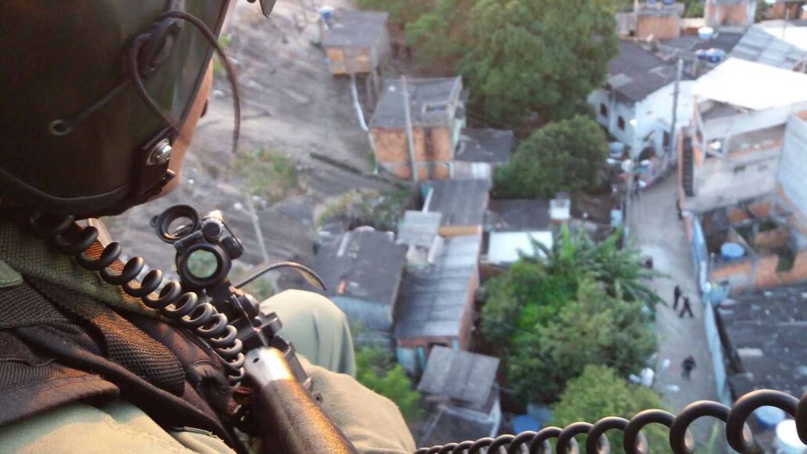 Megaoperação contra o tráfico fecha a Beira Mar com helicóptero em Vitória