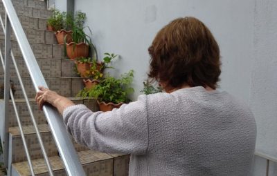 SESA Idosa em Escada com Corrimao 2 400x255 - Arrumação adequada da casa evita queda de idosos