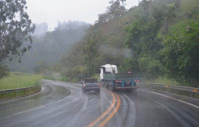 transito 400x255 - Ultrapassagem indevida é a principal causa de batidas nas rodovias do ES, aponta PRF