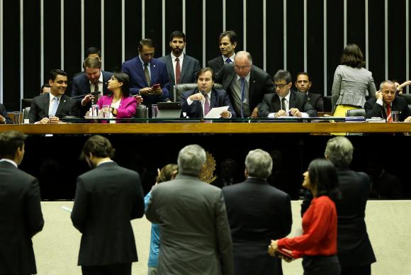 Leitura de denúncia contra Temer e ministros dura mais de 5 horas na Câmara