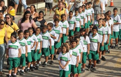 alunos em Anchieta 400x255 - Desfile terá participação de 1.200 alunos em Anchieta