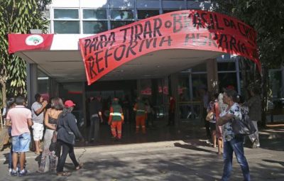 MST ocupa sede do Ministério do Planejamento em Brasília 400x255 - MST ocupa sede do Ministério do Planejamento em Brasília