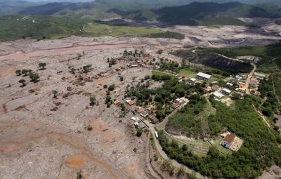 Vista aérea do distrito de Bento Rodrigues em Mariana após o rompimento da barragem de Fundão da mineradora Samarco foto Ricardo Moraes Reuters 400x255 - Trabalhadores aprovam prorrogação de layoff da Samarco em MG e ES