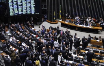 Comissão aprova medida provisória que reduz tributação de petróleo e gás