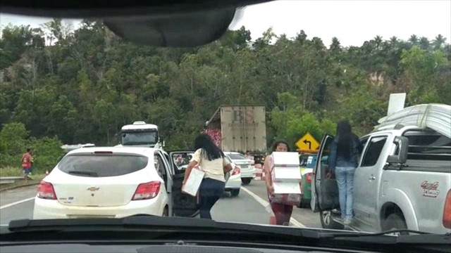 Carga de caminhão é saqueada após acidente na BR-101, em Pedro Canário, ES