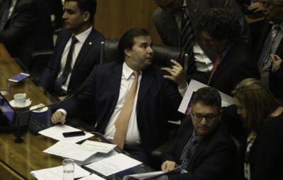 Deputados aprovam instalação obrigatória de bloqueadores de celular em presídios 400x255 - Deputados aprovam instalação obrigatória de bloqueadores de celular em presídios