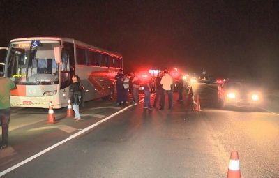 assalto onibus tiroteio 22 11 2017.mov snapshot 01.06 2017.11.22 08.18.31  400x255 - Familiares de vítimas de tiroteio em ônibus no ES chegam ao DML para liberar corpos