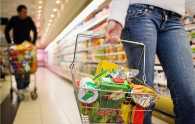 economia supermercado 696x464 400x255 - Pesquisa aponta principais mudanças nas escolhas do que é colocado no carrinho de supermercado