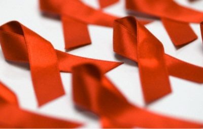 lacos dia mundial de combate aids 400x255 - Aids: casos e óbitos caem 16% nos últimos quatro anos no Brasil