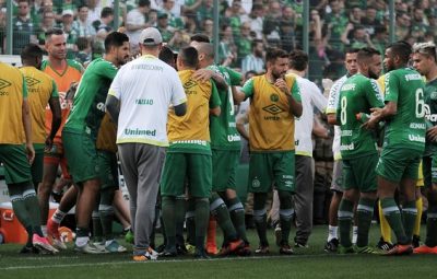 20171203180627467 5 dW4bkok 400x255 - Reconstruída e classificada: Chape vence, vai à Libertadores e rebaixa o Coritiba