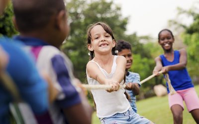 brincadeira 400x250 - Férias escolares: é preciso atenção com as crianças nas ruas
