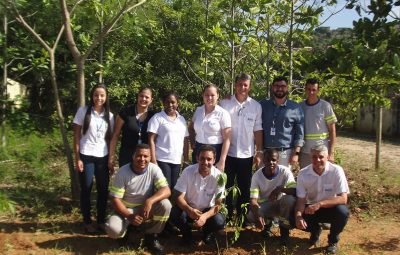 BRK Ambiental Plantio Mudas Arborizacao Feita por Funcionarios Area Pequena PCH 1 400x255 - Plantio de mudas realizado pela BRK Ambiental  contribui para a reflexão sobre o futuro do meio ambiente