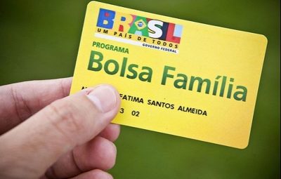 bolsa familia 400x255 - Bolsonaro assina MP que concede 13º pagamento do Bolsa Família