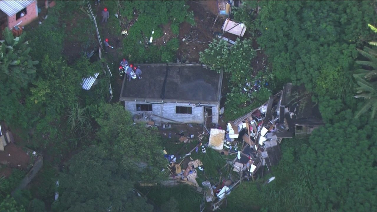 Deslizamento em Mauá derruba casas; uma criança morreu