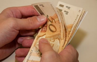 dinheiro salario minimo 400x255 - Medida provisória proíbe desconto automático de contribuição sindical