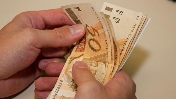 Governo propõe salário mínimo de R$ 1.040 para o próximo ano