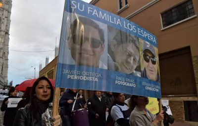 76007268 Relatives and friends of journalist Javier Ortega photographer Paul Rivas and their driver 400x255 - Presidente do Equador confirma morte de jornalistas na fronteira com a Colômbia