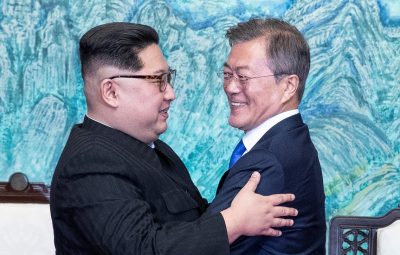 abraco coreias 2 400x255 - Líderes das Coreias prometem assinar acordo de paz para acabar com guerra ainda neste ano