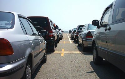 carros estacionamento patio 787 400x255 - CLIENTE TEM PEÇAS DE SEU VEÍCULO FURTADAS EM ESTACIONAMENTO E DEVE SER INDENIZADO EM R$ 5 MIL