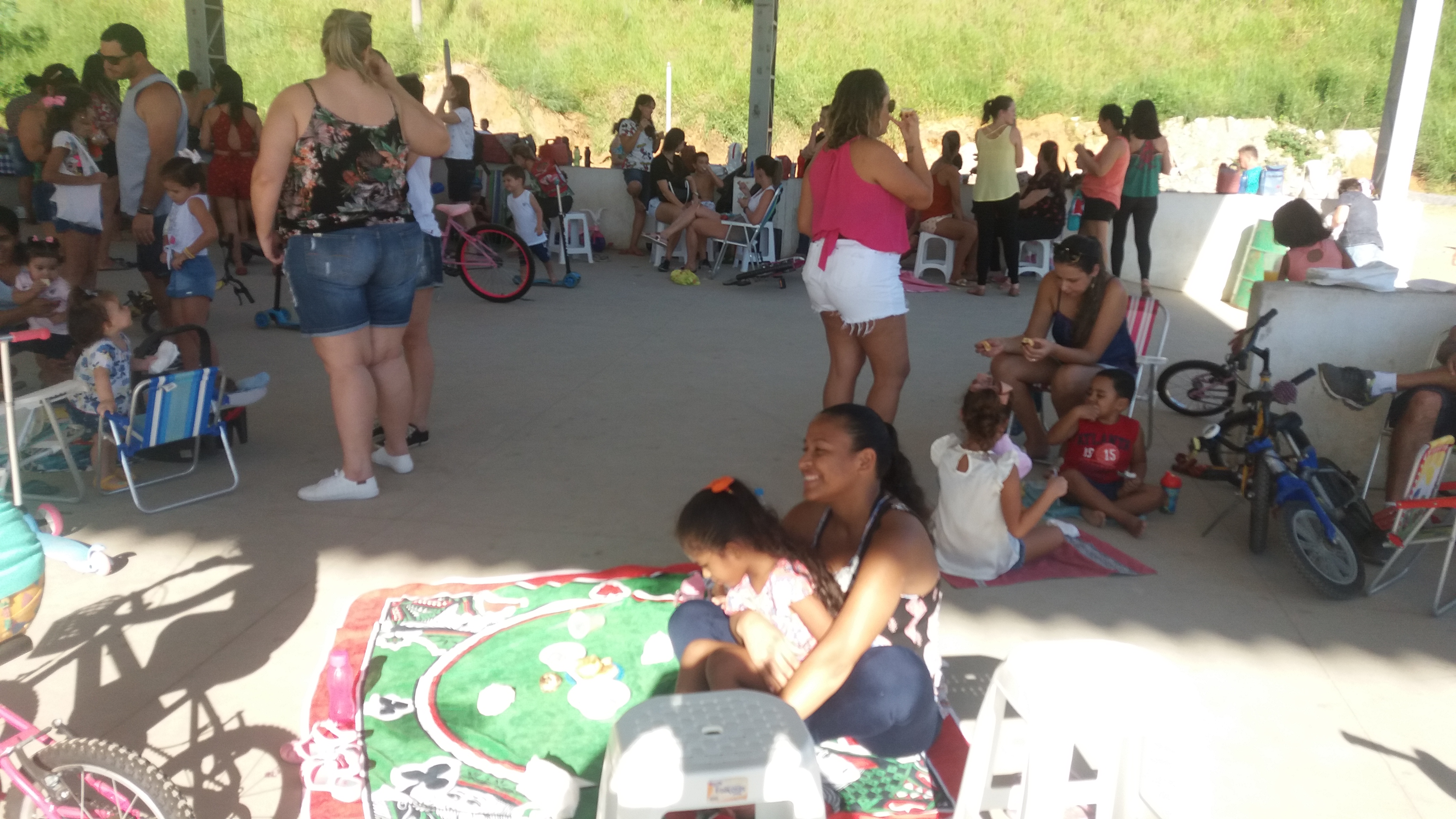 Pais de alunos aproveitam o feriado para fazerem piquenique em Iconha.