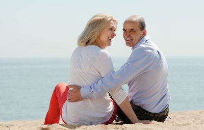 Casal de idosos felizes Free Pik 400x255 - Relacionamentos amorosos e convívio social ativo aumentam a longevidade dos idosos