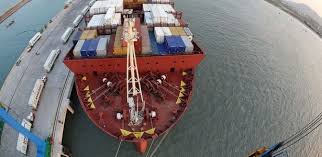 Exportações superam importações - Balança comercial registra saldo positivo de US$ 4,9 bilhões em março, informa governo