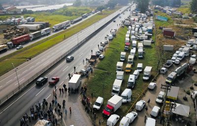 Greve dos caminhoneiros entra no 3º dia e causa reflexos no país 400x255 - Policiais rodoviários federais dizem que não desbloquearam rodovias por não ter havido bloqueio 'total', mesmo após liminares