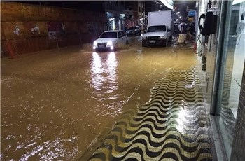 Enchente alaga ruas de Iconha e provoca estragos no interior de Iconha