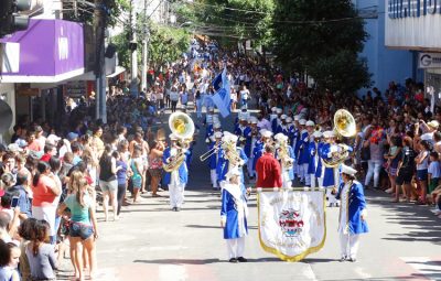 desfile 400x255 - DESFILE CÍVICO ESCOLAR EM COMEMORAÇÃO AOS 90 ANOS DE CASTELO