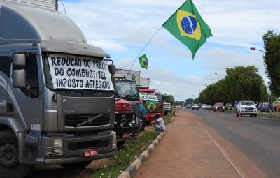 protesto caminhoneiros g1 rr 400x255 - Bolsonaro diz que governo vai criar cartão-caminhoneiro