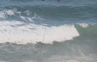 queda2 400x255 - Helicóptero cai na praia da Barra da Tijuca e deixa um morto e 3 feridos