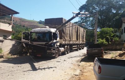 20180612 114058 400x255 - Caminhão derruba postes e interdita rodovia que liga Iconha a Vargem Alta
