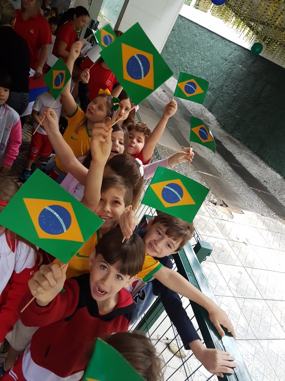 Estudantes se transformam em figurinhas do Álbum da Copa