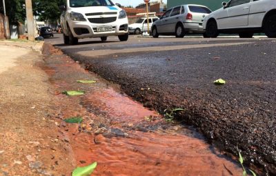 desperdiço 400x255 - Desperdício de água potável aumenta no Brasil, e perdas chegam a mais de R$ 10 bilhões ao ano, aponta estudo