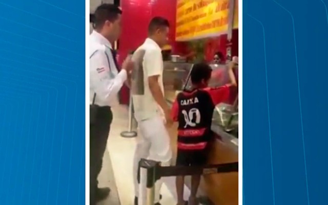 Segurança tenta impedir que cliente compre almoço para criança em shopping; situação revolta e vídeo viraliza na web