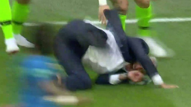 ‘Mergulho’ de Tite no gol do Brasil bomba nas redes