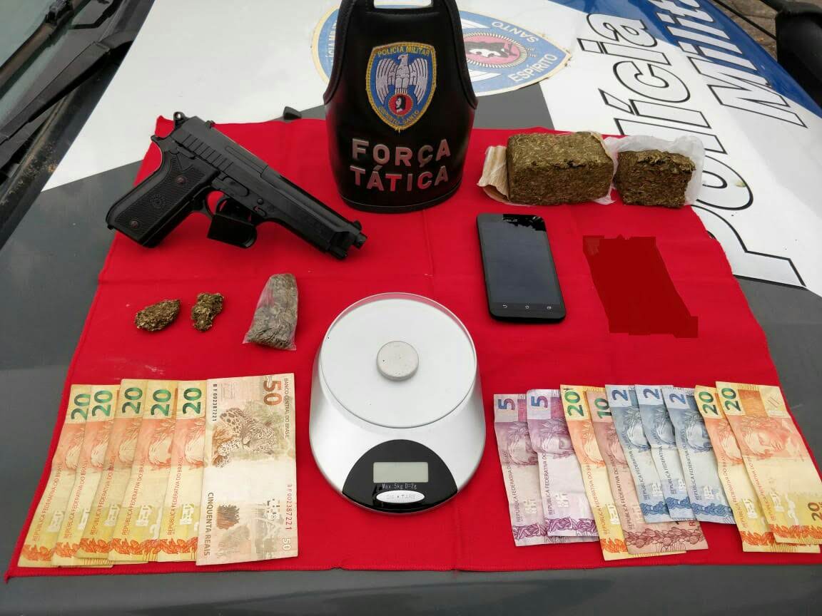 POLÍCIA MILITAR APREENDE ENTORPECENTE E SIMULACRO DE ARMA DE FOGO EM ICONHA