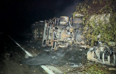 acidente contorno cachoeiro 17 07 18 001.mov snapshot 00.07 2018.07.17 07.07.10  400x255 - Caminhão tomba e explode em estrada que liga Cachoeiro a Vargem Alta no ES