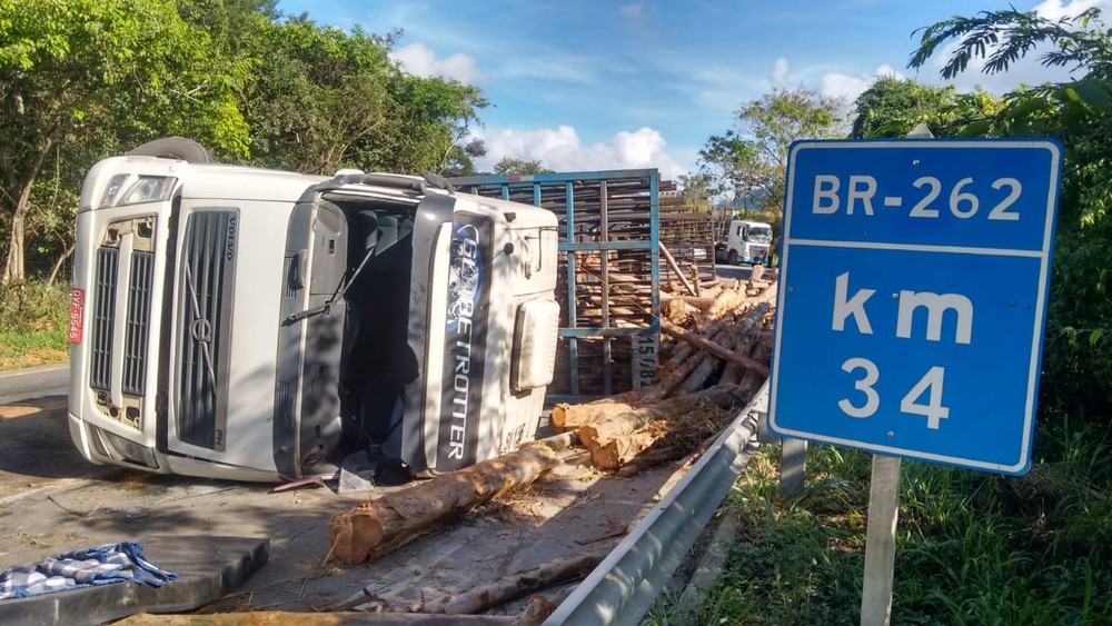 Caminhão de eucalipto tomba e pista é interditada na BR-262, no ES