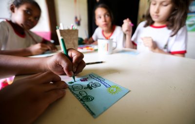 escola 400x255 - Defasagem entre idade e série é quatro vezes maior em escolas públicas