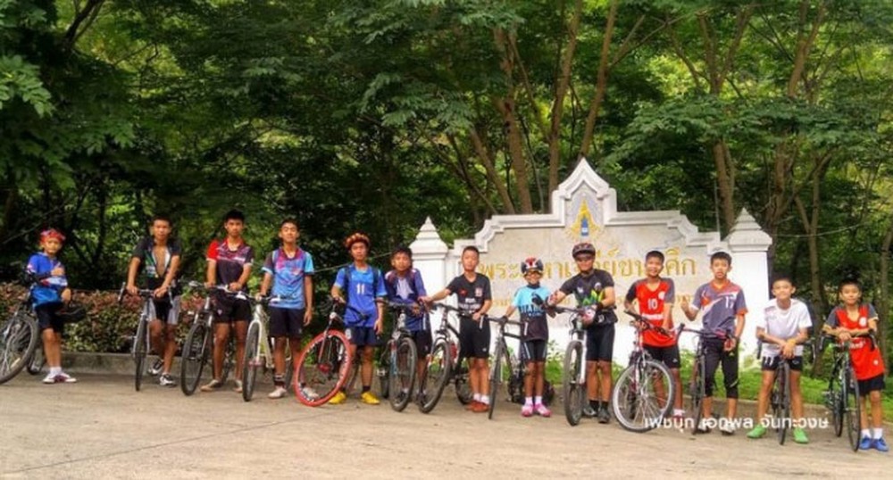 Veja quem são os 12 garotos e o técnico de futebol que ficaram presos em caverna na Tailândia