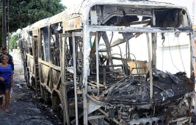 onibus incendiado 400x255 - Mais um ônibus é incendiado em Fortaleza