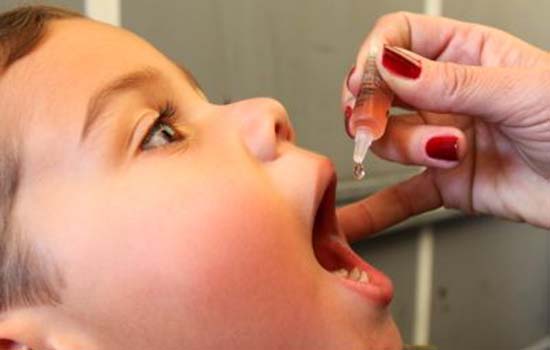 Mais de 300 municípios enfrentam risco de poliomielite, alerta Saúde